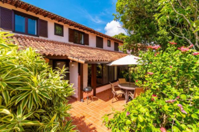 Omar do Rio: Casa de 4 Quartos em condomínio com área de lazer: Piscina, Sauna e Parque, internet 400mbps, workstation e Smart TV (Búzios - RDV 02)